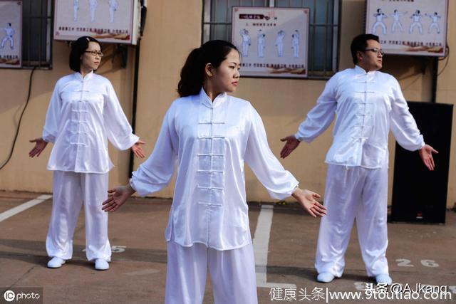 中国传统运动：八段锦！可有效治疗抑郁症，改善糖尿病的血糖水平