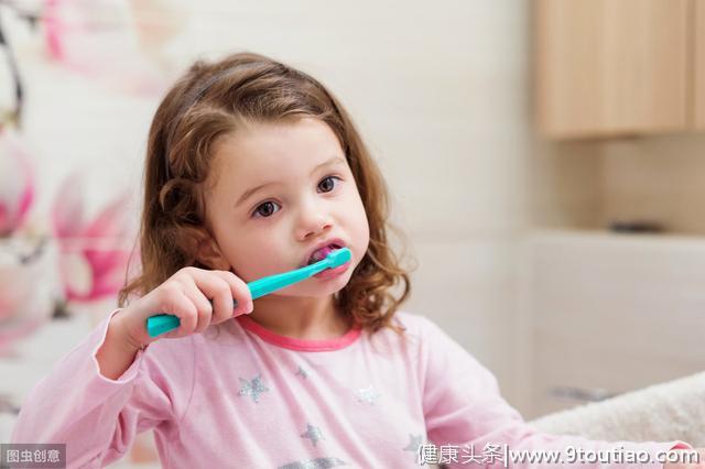 6岁女孩脸型不对称真凶竟是牙齿！关于儿童刷牙，父母一开始就错