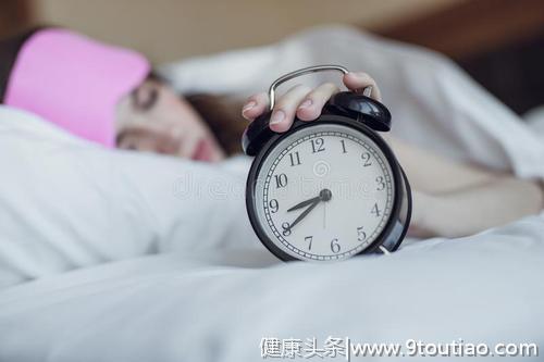 夜夜失眠太痛苦？教你2个小方法，专克失眠，让你回家沾床就睡