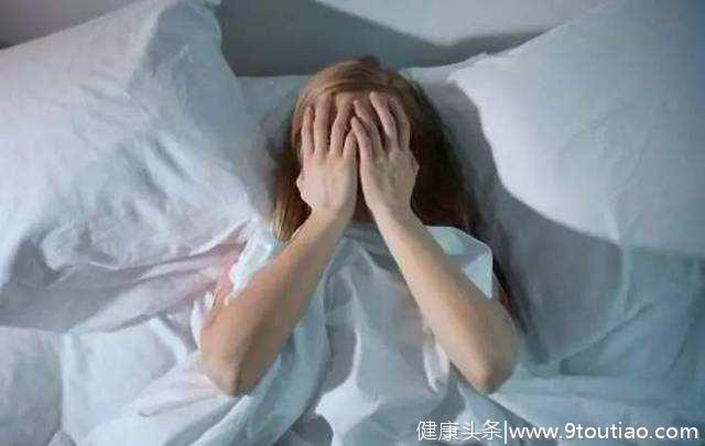 夜夜失眠太痛苦？教你2个小方法，专克失眠，让你回家沾床就睡