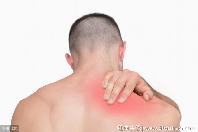 肩膀酸痛难忍，影响日常生活怎么办？医生：四种方法改善肩周炎