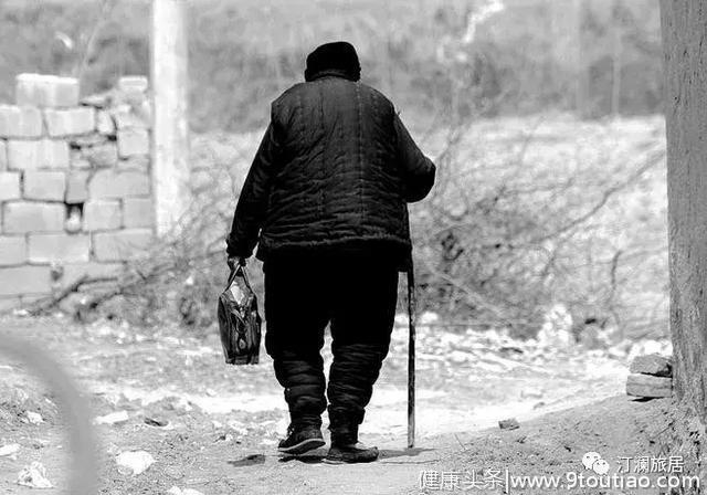 1800万个老人被“绑架”的晚年，是谁在消耗抑郁边缘的孤独患者？