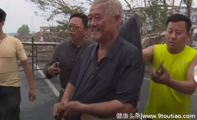 赵本山重感冒拍淋雨戏，61岁头发花白为拍《刘老根》不顾身体