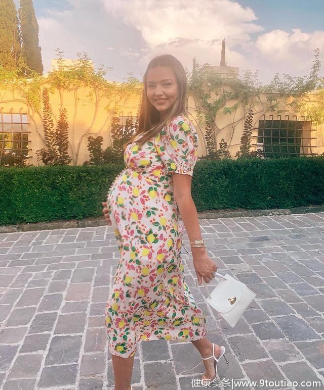 米兰达可儿不简单，怀孕8个月照踩10cm高跟，紧身短裙大秀身材