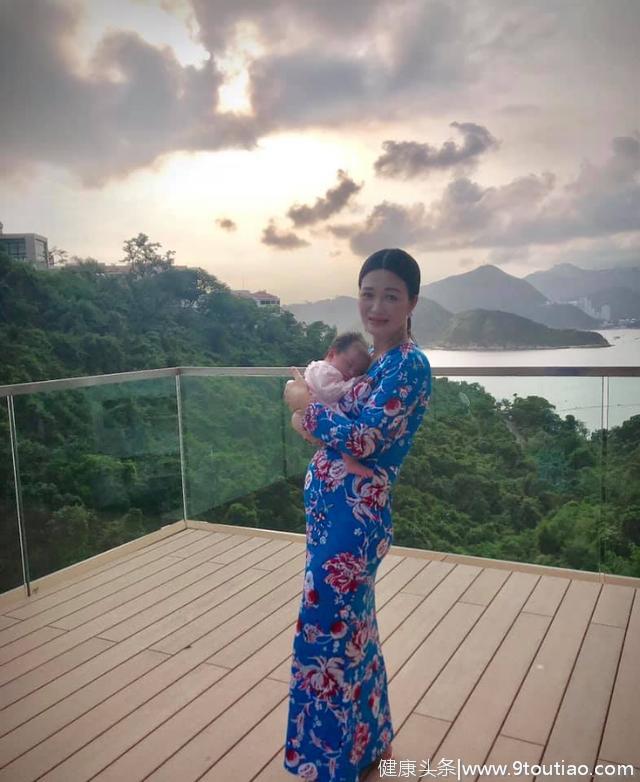 43岁“双儿”陈少霞产后首晒母女合影 肚子还像怀孕一样 很真实