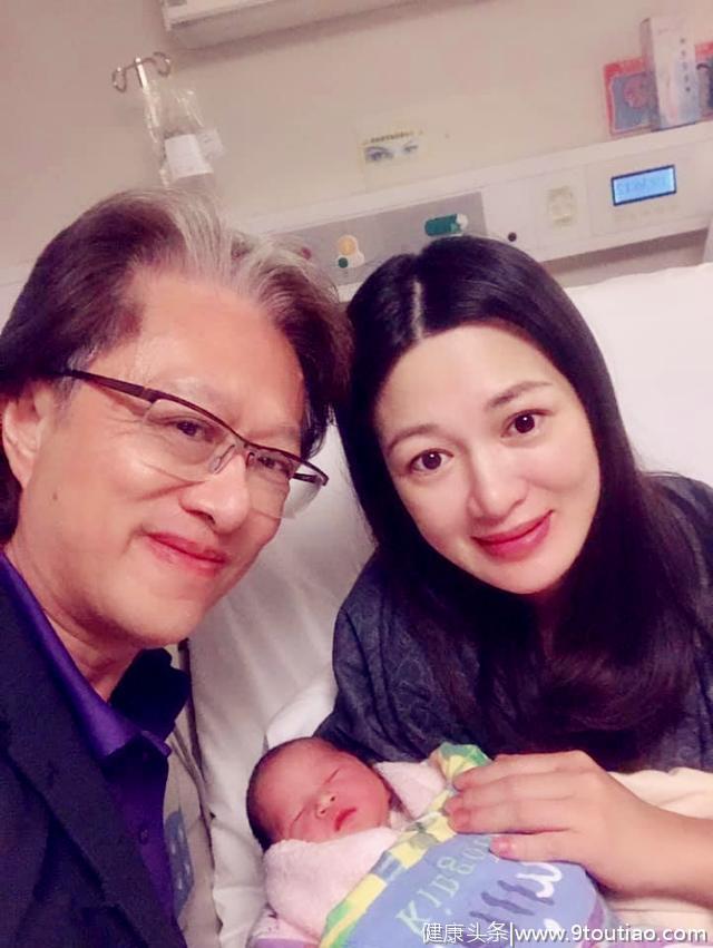 43岁“双儿”陈少霞产后首晒母女合影 肚子还像怀孕一样 很真实