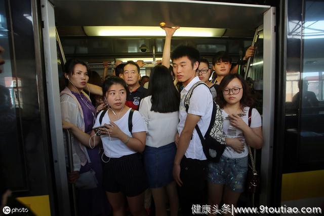 在北京挤地铁的60天里，脱发与不吃早餐同行