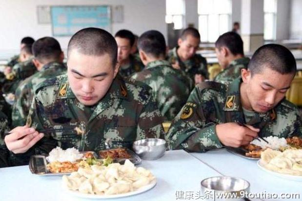 解放军退伍前最后一顿饭都吃什么？几乎每位士兵都是哭着吃完