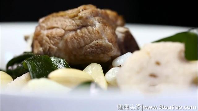 如何炖出健康养生又美味的排骨莲藕汤？食材选择和搭配也很关键