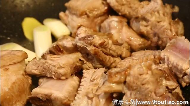 如何炖出健康养生又美味的排骨莲藕汤？食材选择和搭配也很关键