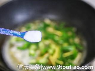 夏日养生菜谱，秋葵虾仁菌菇汤，做法简单，营养美味，适合夏天