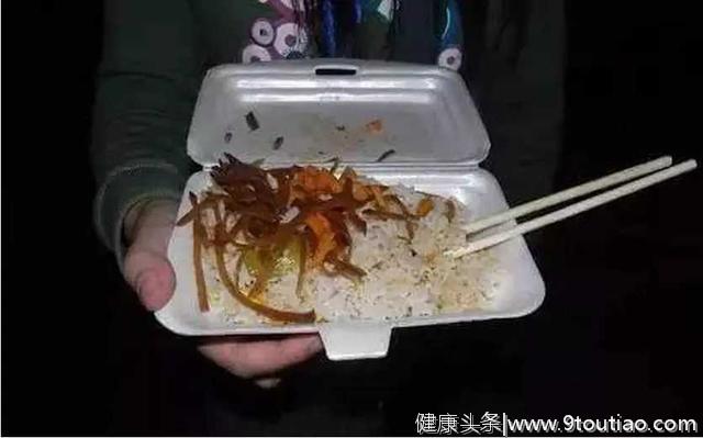 演员拍戏都吃什么？看到刘涛的盒饭，网友：我先去吐一会！