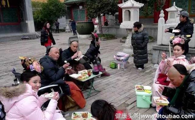 演员拍戏都吃什么？看到刘涛的盒饭，网友：我先去吐一会！
