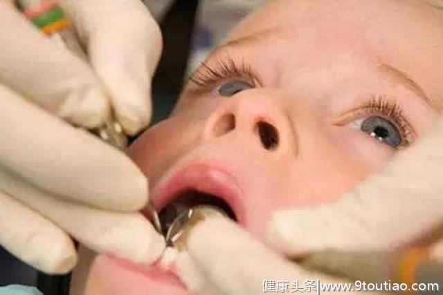 孩子牙齿变黑，医生建议治疗，家长：乳牙以后自己会掉的