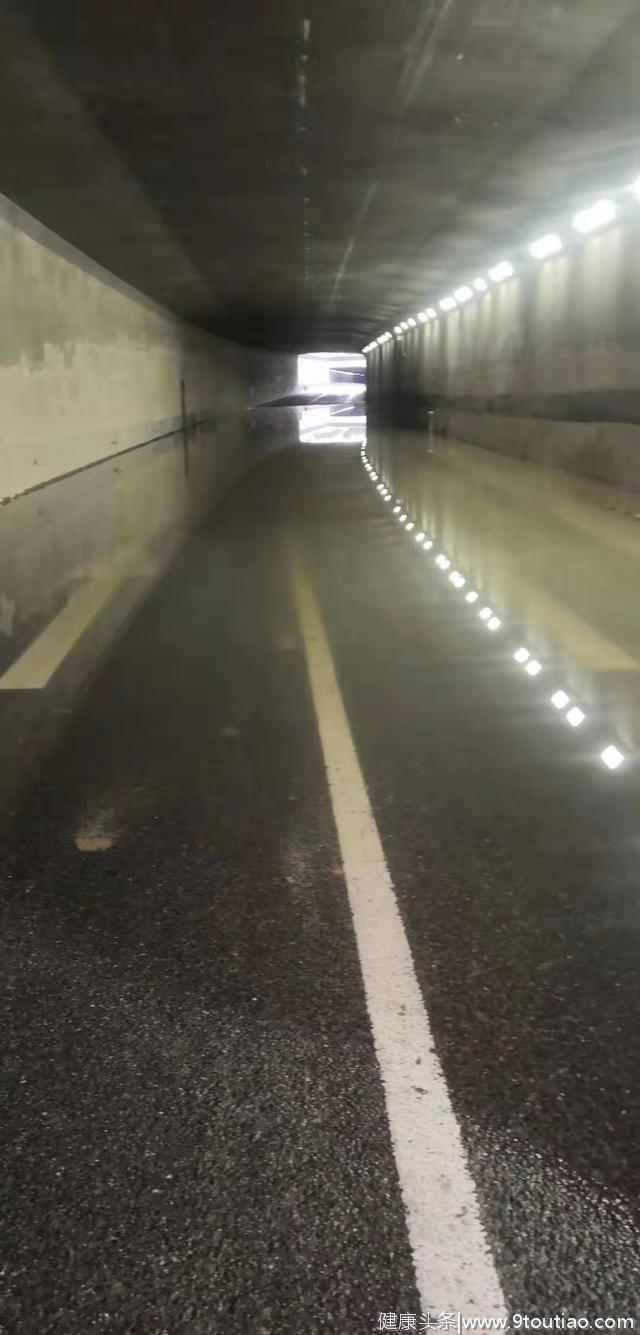 受暴雨影响，寮步石大路香市隧道口双向大塞车，现已临时交通管制