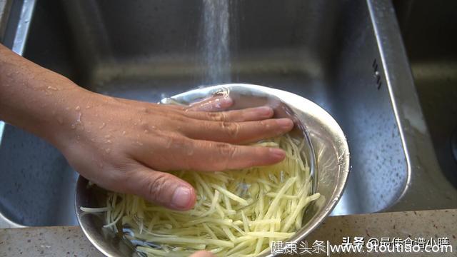 闷热的南方，一道凉拌爽脆土豆丝，打开你的食欲，吃什么都有胃口