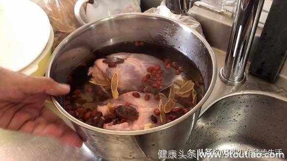 冬日进补的煲汤食谱｜中药炖猪心汤的传统做法，闽南人的家常料理