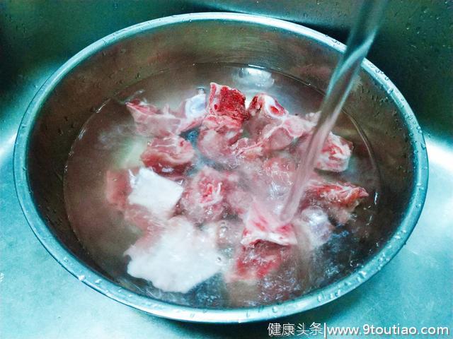 冬季时令养生汤：萝卜莲藕排骨汤，清淡不油腻，暖胃又暖身，超棒