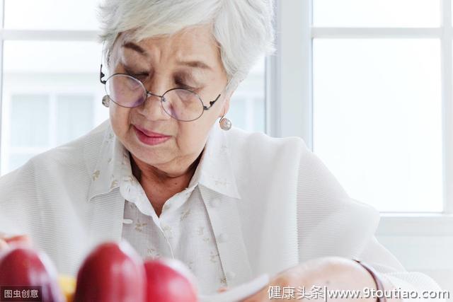 哪些群体容易得白癜风呢？想要治疗手部白癜风应该注意哪些问题？