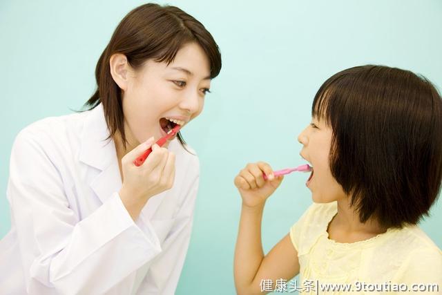 三岁前的口腔健康 影响孩子一生，8招让孩子接受刷牙