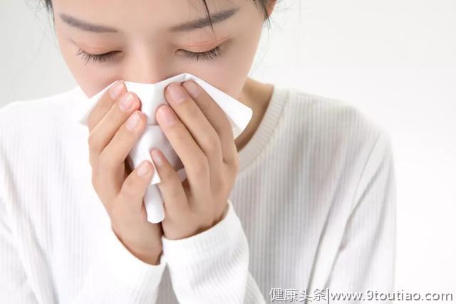 出现发热、咳嗽等症状时，如何区分普通感冒和新冠肺炎？