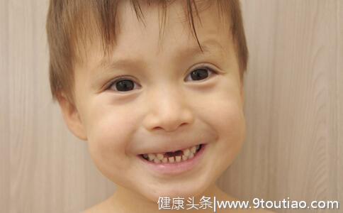 2岁孩子有“蛀牙”，日常清洁做到“三问”，还宝宝一嘴好牙